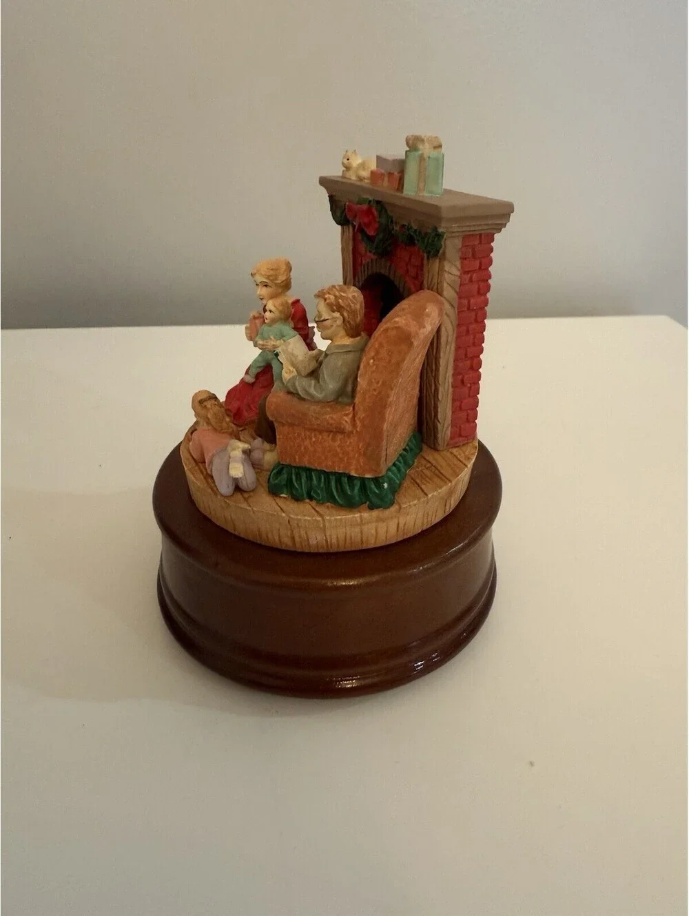 VTG Musical Christmas Scenes Holiday Decor ~Plays White Christmas~ Family #37285